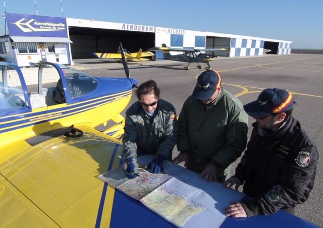 Revisando la ruta sobre el plano del avion